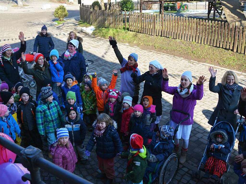 Wittnauer Kindergartenkinder und ihre Eltern erwarten den Brgermeister