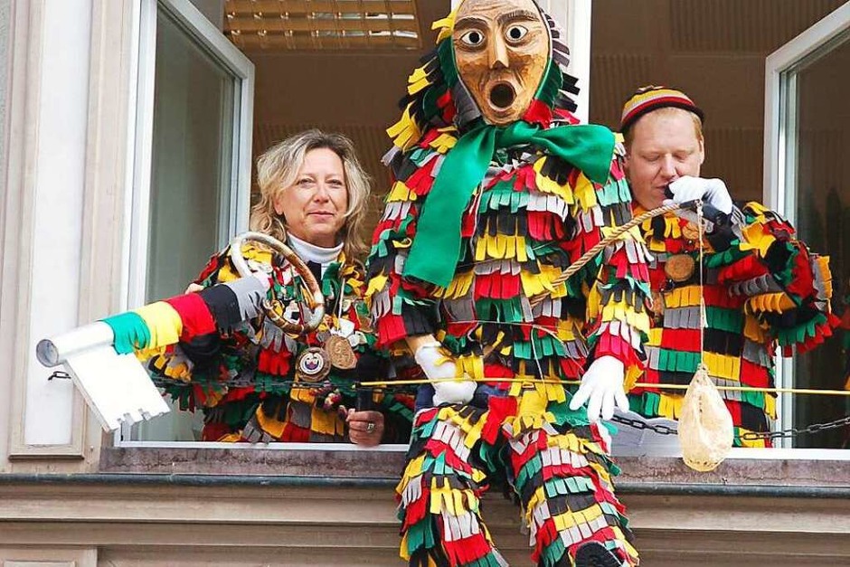 Frau Bürgermeisterin mach uf des Tor! Tritt hinterm große Schriebtisch vor! (Foto: Jutta Binner-Schwarz) Frau Bürgermeisterin mach uf des Tor! Tritt hinterm große Schriebtisch vor! (Foto: Jutta Binner-Schwarz)