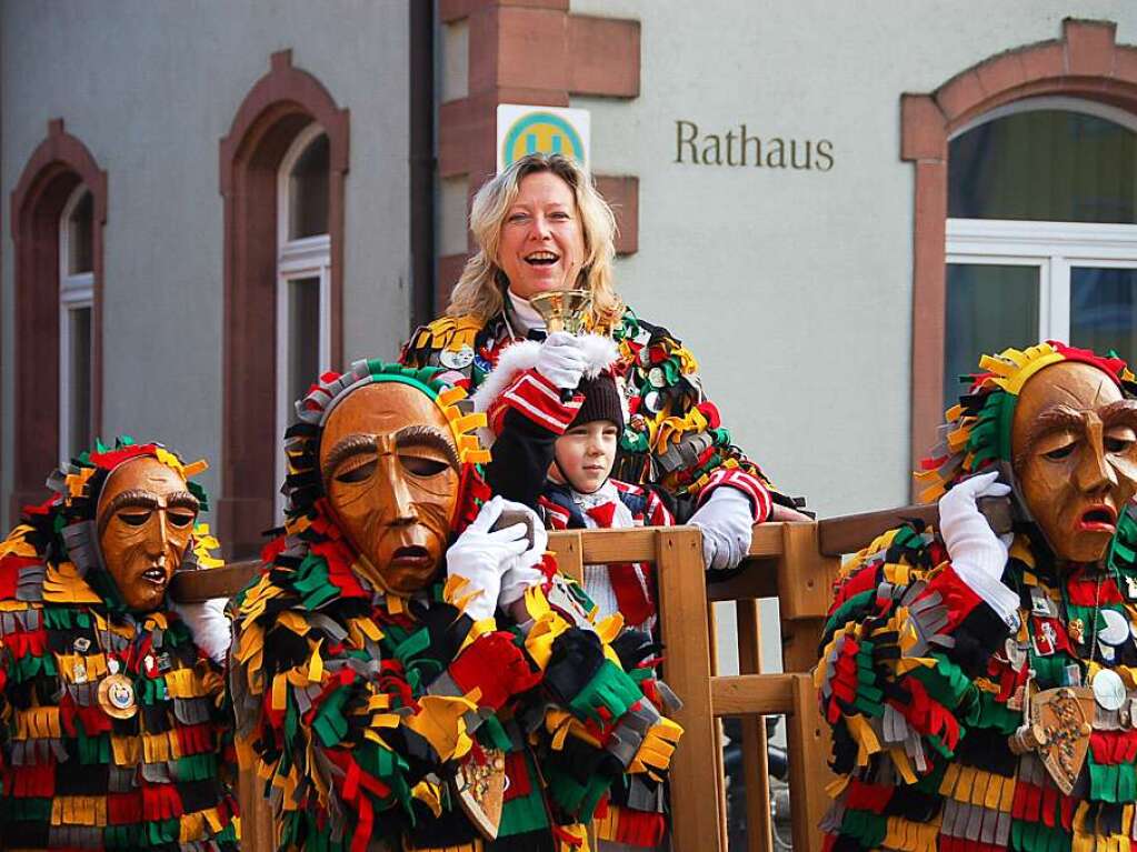 Aus die Maus: Brgermeisterin Isolde Schfer wird im Saugatter zum Marktplatz gebracht! Vorbei ist es mit Amt und Wrden!