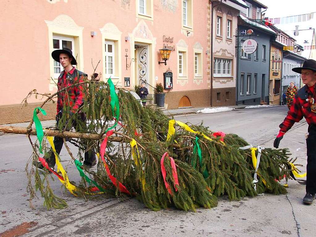 Dank lautstarkem „Zche ue!“ schwebt nun das Zeichen der Narretei ber den Dchern der Sthlinger Altstadt.