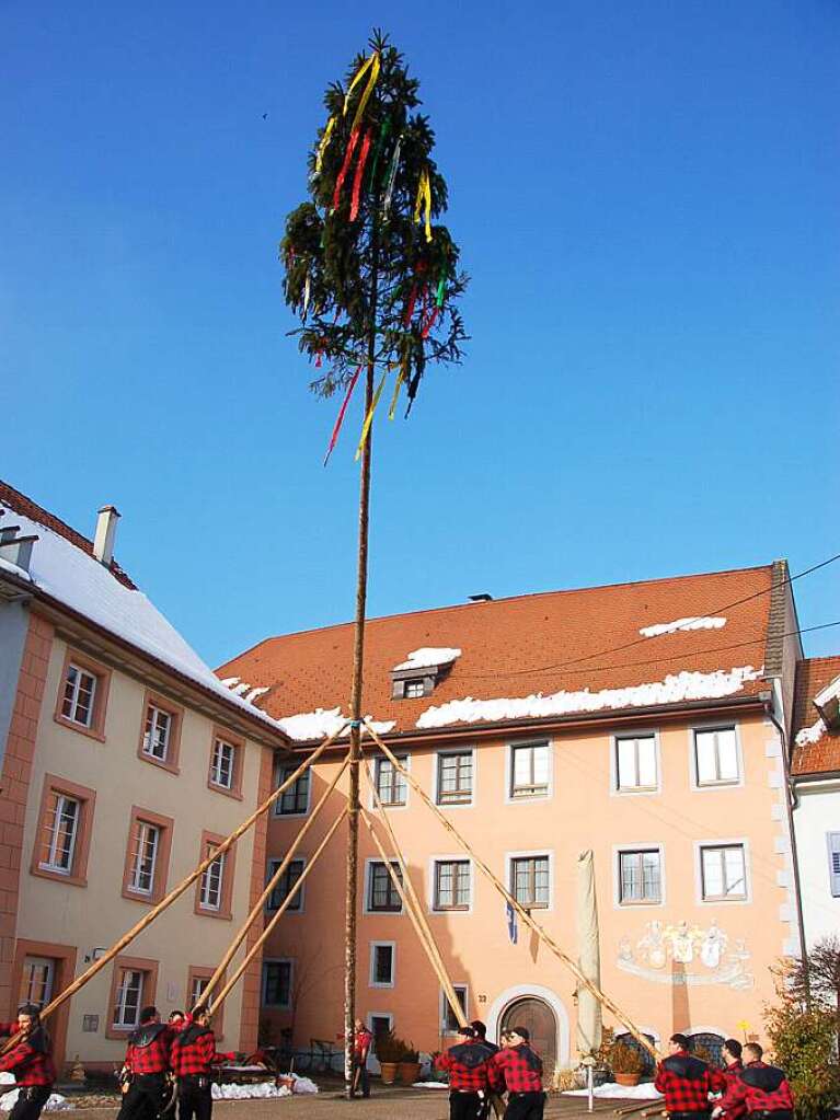 Dank lautstarkem „Zche ue!“ schwebt nun das Zeichen der Narretei ber den Dchern der Sthlinger Altstadt.