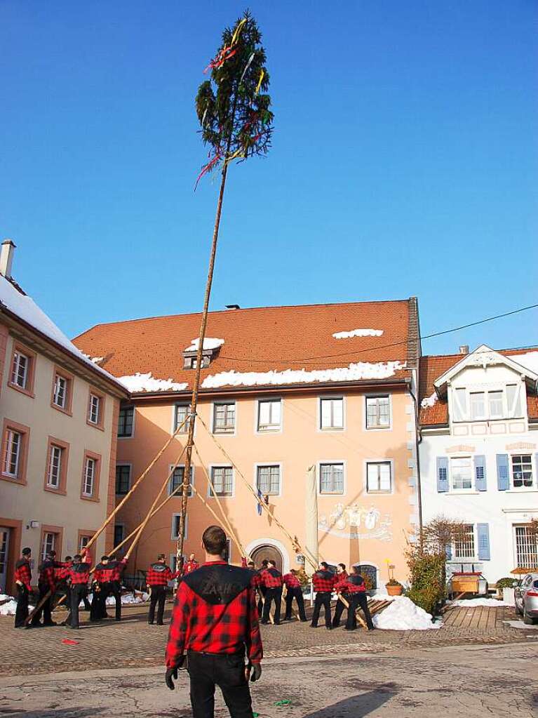 Dank lautstarkem „Zche ue!“ schwebt nun das Zeichen der Narretei ber den Dchern der Sthlinger Altstadt.