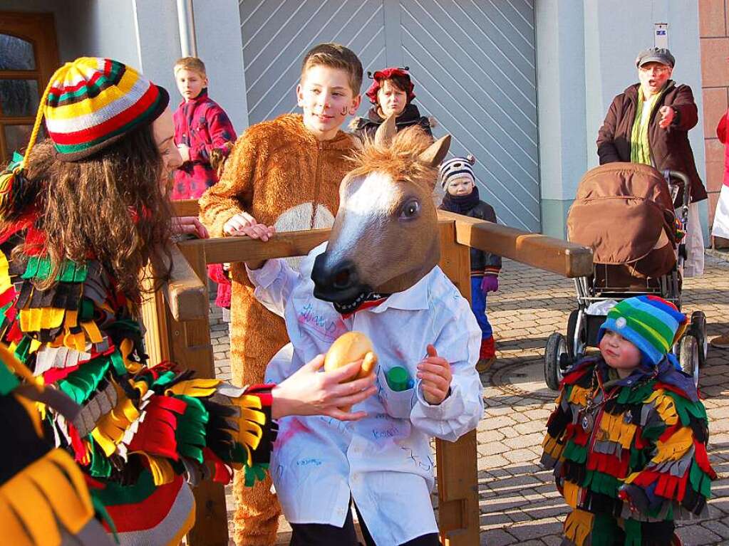 Der Narrensamen freute sich nach dem Tanz um den Narrenbaum  ber Wurst und Wecken!