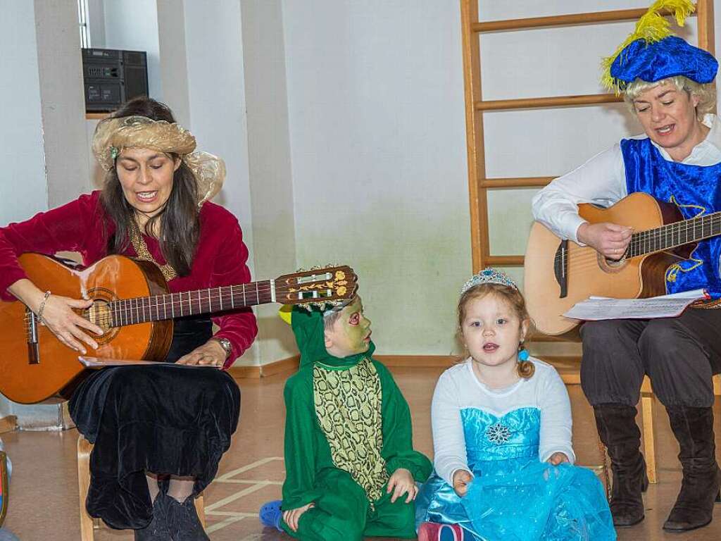 Schlo Kunterbunt im Kindergarten Birkendorf: Der Hochadel bereitet sich auf dem Empfang der Narren vor.