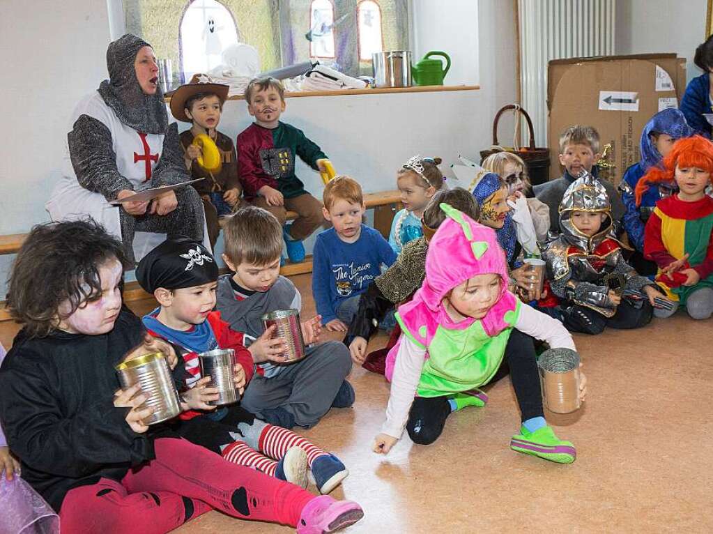 Schlo Kunterbunt im Kindergarten Birkendorf: Der Hochadel bereitet sich auf dem Empfang der Narren vor.