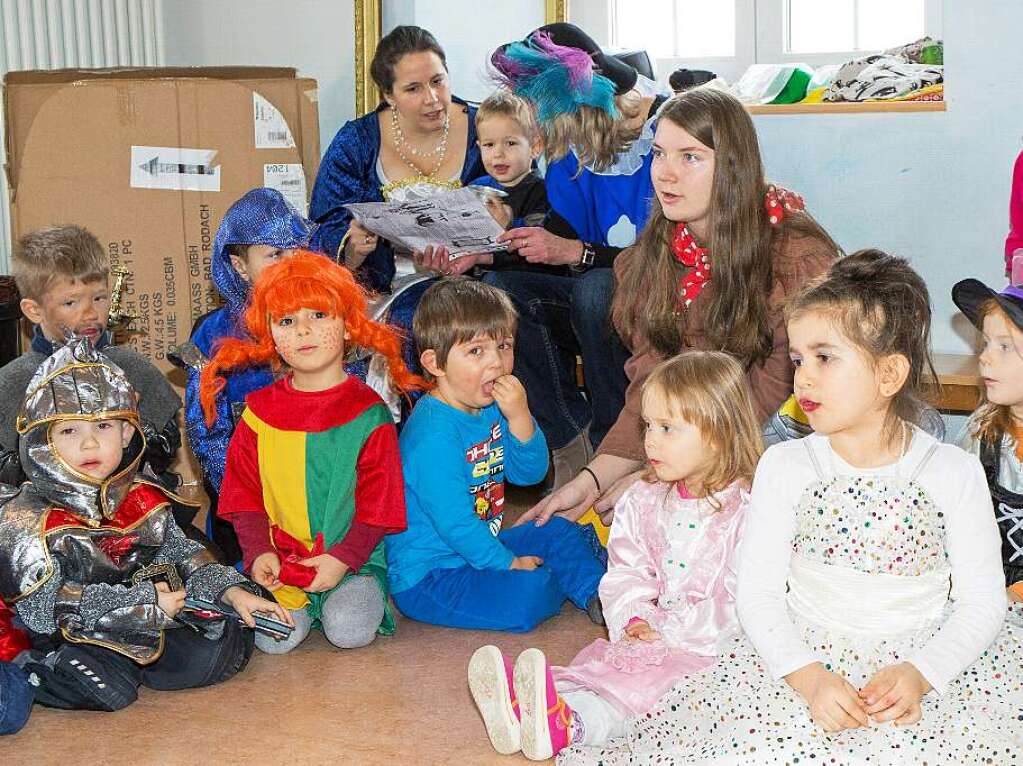 Schlo Kunterbunt im Kindergarten Birkendorf: Der Hochadel bereitet sich auf dem Empfang der Narren vor.