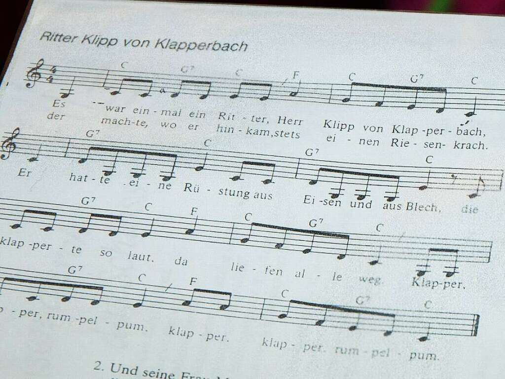 Schlo Kunterbunt im Kindergarten Birkendorf: Der Hochadel bereitet sich auf dem Empfang der Narren vor. Gesungen wird das Lied - Ritter Klipp von Klapperbach