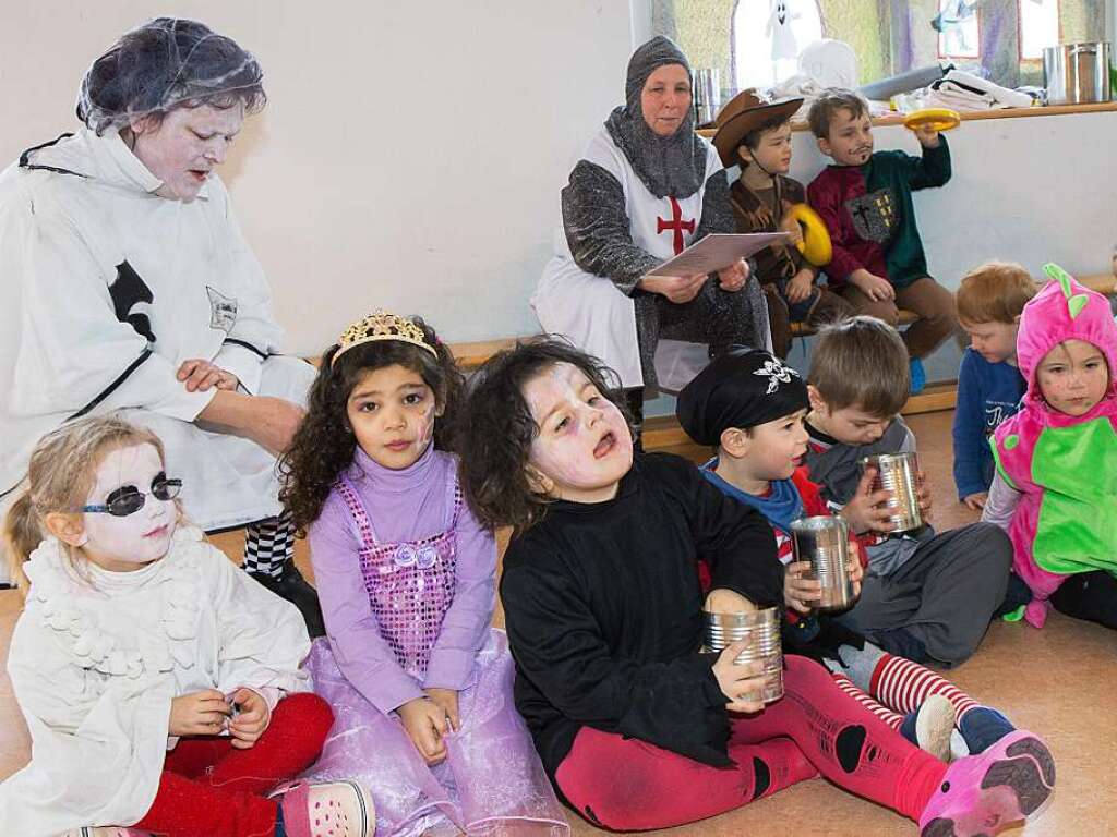 Schlo Kunterbunt im Kindergarten Birkendorf: Der Hochadel bereitet sich auf dem Empfang der Narren vor.