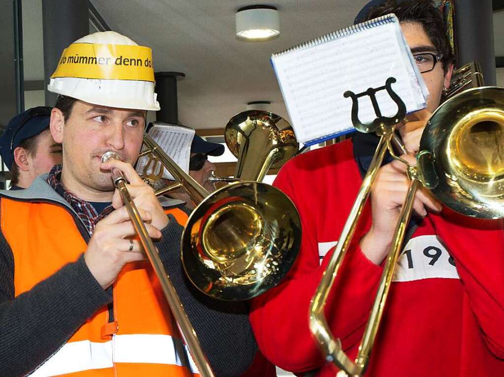 Im Rathaus hlingen herscht ausgelassene Stimmung, fr musiklische Stimmung sorgt die Narrenmusik mit Aushilfsmusiker Tobias Gantert