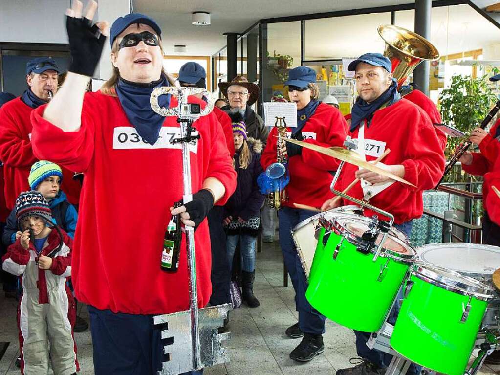 Schmutzige Dunschdig: Im Rathaus hlingen herscht ausgelassene Stimmung, fr musiklische Stimmung sorgt die Narrenmusik unter Leitung von Stefan Kunzelmann