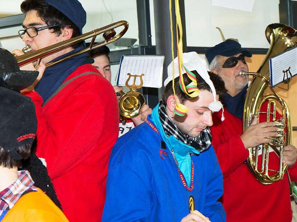 Schmutzige Dunschdig: Im Rathaus hlingen herscht ausgelassene Stimmung, fr musiklische Stimmung sorgt die Narrenmusik unter Leitung von Stefan Kunzelmann