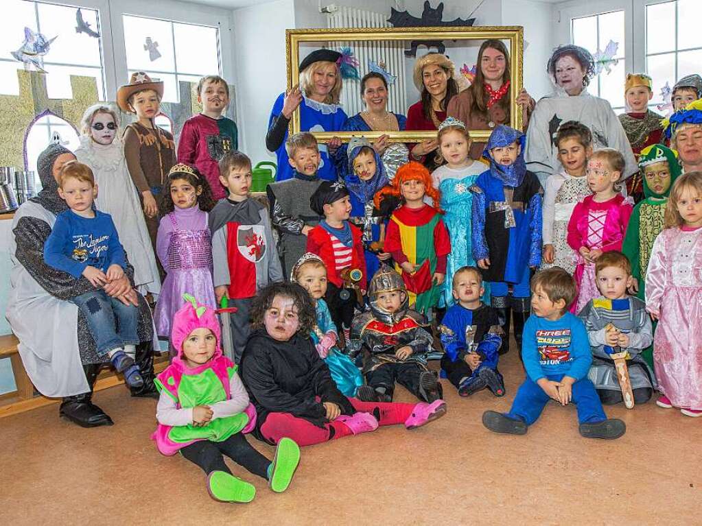 Schlo Kunterbunt im Kindergarten Birkendorf: Der Hochadel bereitet sich auf dem Empfang der Narren vor