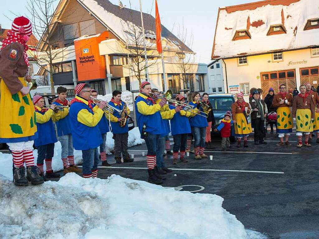 Elferrat und Rombachwiibli haben in Birkendorf gemeinsam den Narrenbaum ausfgestellt. Fr musikalische Unterhaltumng sorgte die Trachtenkapelle