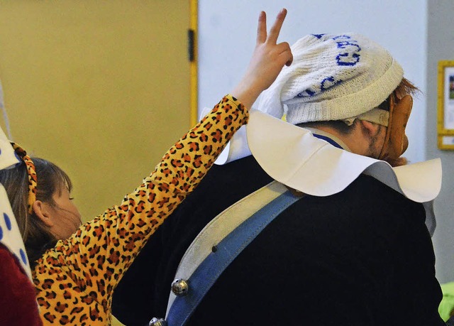 Die Kinder treiben mit den Narren Schabernack.   | Foto: Sebastian Barthmes