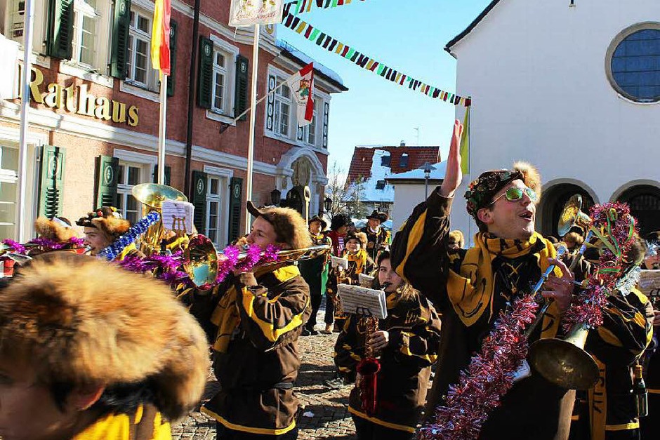 Stadtmusik Lenzkirch spielt für die neuen Machthaber auf. (Foto: Dennis Wipf) Stadtmusik Lenzkirch spielt für die neuen Machthaber auf. (Foto: Dennis Wipf)