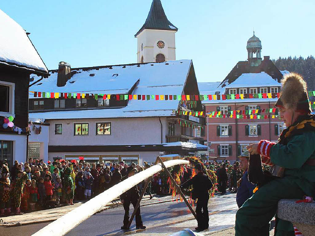 Narrenbaumstellen in Lenzkirch. 