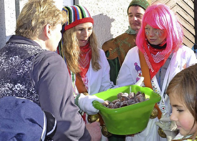 Margret Braun verteilt Fasnetkuechli  | Foto: Liane Schilling