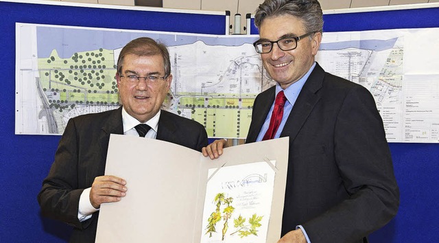 Dieter Salomon (rechts) wurde von Brg...r zum  Paten des  Spitzahorns ernannt.  | Foto: Julia Jacob