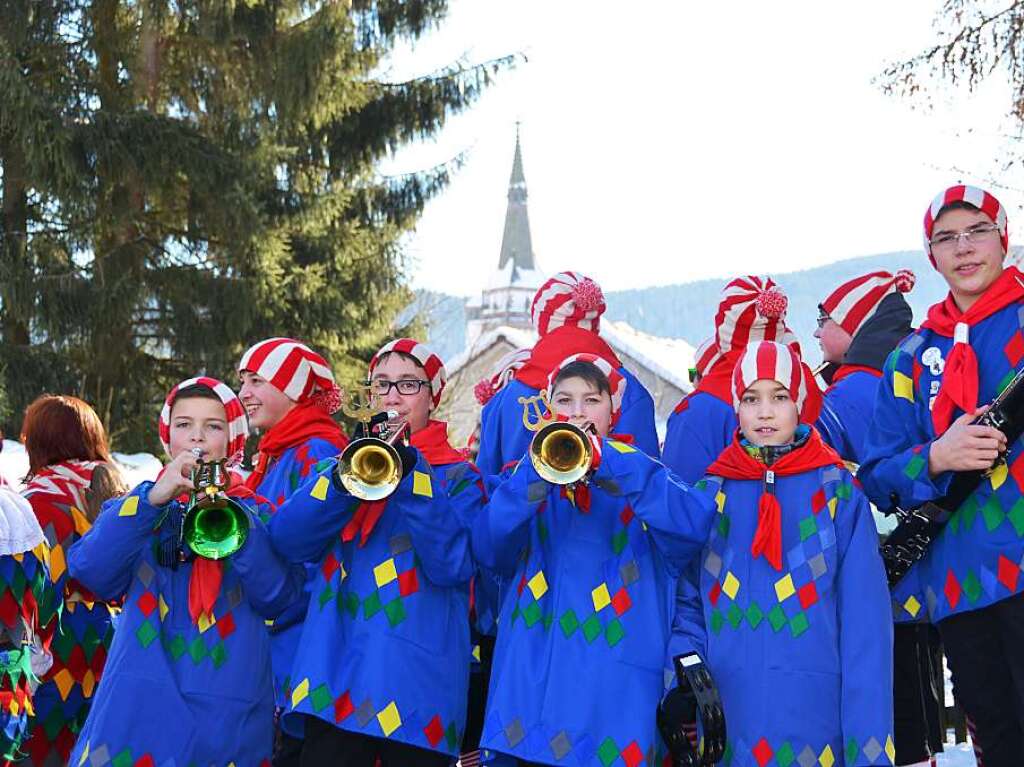 Schmutziger Dunnschdig in Neustadt und Titisee mit Schlerbefreiung, Brgermeisterabsetzung, Narrenbaumstellen, Kinderumzug und buntem Treiben. Ggs, Gigs, Waldgeist und Wiidewibli hier, Seeruber, Nixen und der Seegeist in Titisee.