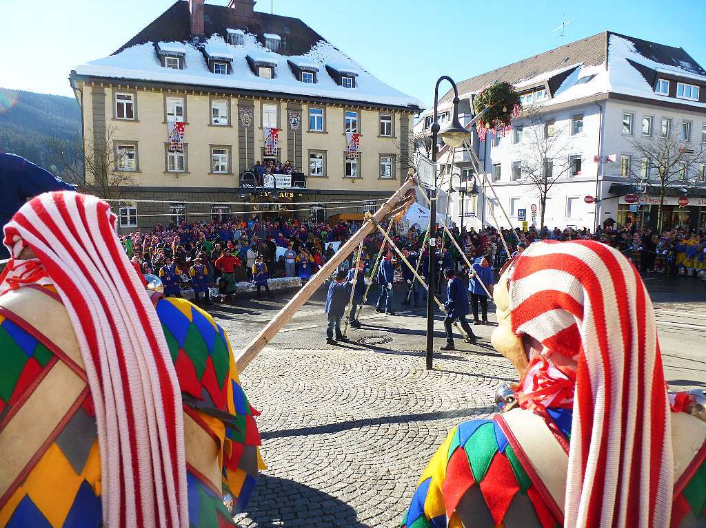 Schmutziger Dunnschdig in Neustadt und Titisee mit Schlerbefreiung, Brgermeisterabsetzung, Narrenbaumstellen, Kinderumzug und buntem Treiben. Ggs, Gigs, Waldgeist und Wiidewibli hier, Seeruber, Nixen und der Seegeist in Titisee.