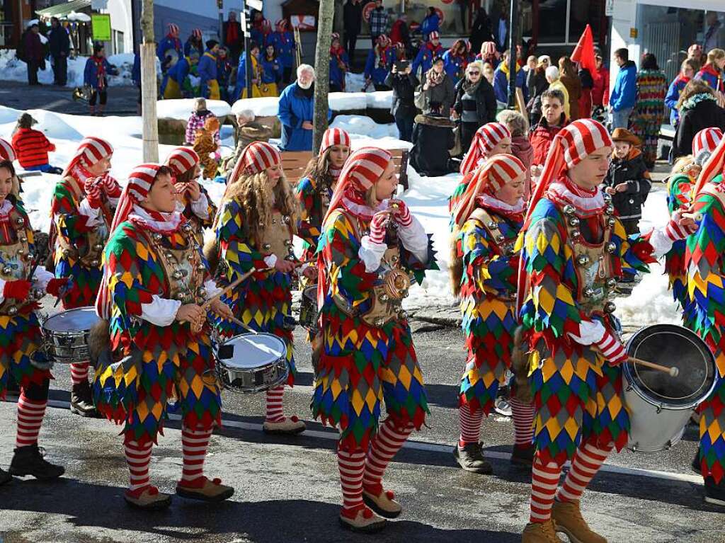 Schmutziger Dunnschdig in Neustadt und Titisee mit Schlerbefreiung, Brgermeisterabsetzung, Narrenbaumstellen, Kinderumzug und buntem Treiben. Ggs, Gigs, Waldgeist und Wiidewibli hier, Seeruber, Nixen und der Seegeist in Titisee.