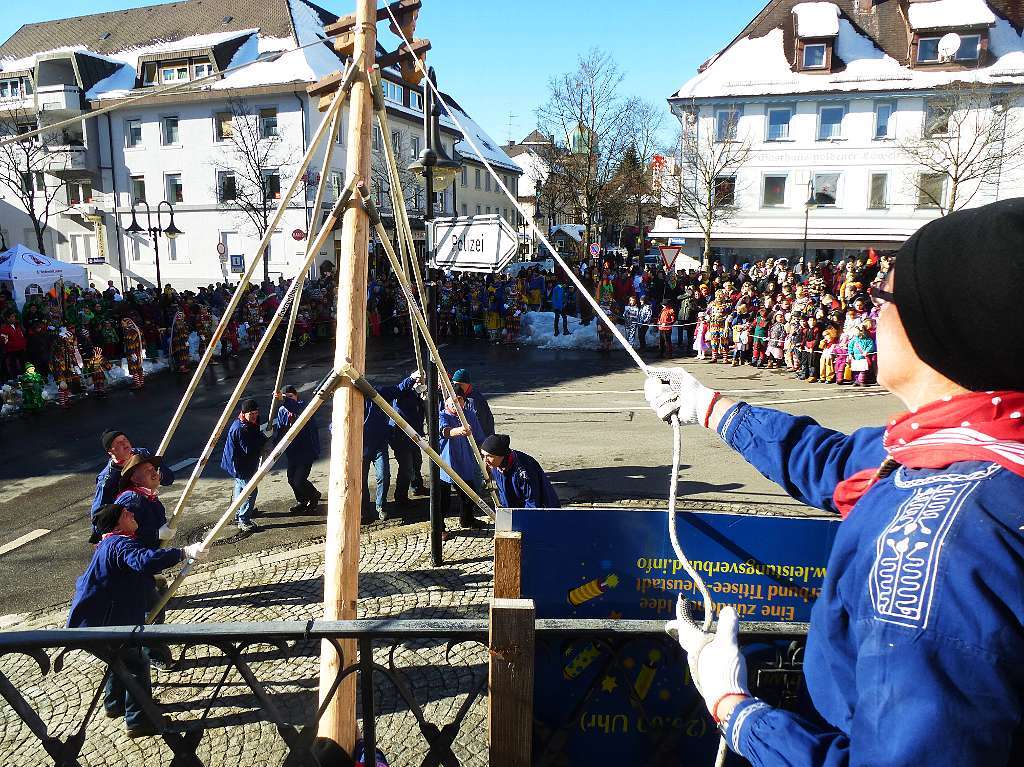 Schmutziger Dunnschdig in Neustadt und Titisee mit Schlerbefreiung, Brgermeisterabsetzung, Narrenbaumstellen, Kinderumzug und buntem Treiben. Ggs, Gigs, Waldgeist und Wiidewibli hier, Seeruber, Nixen und der Seegeist in Titisee.