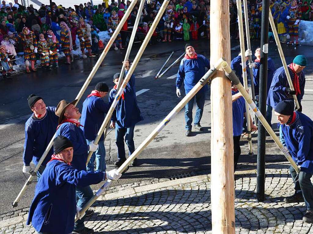 Schmutziger Dunnschdig in Neustadt und Titisee mit Schlerbefreiung, Brgermeisterabsetzung, Narrenbaumstellen, Kinderumzug und buntem Treiben. Ggs, Gigs, Waldgeist und Wiidewibli hier, Seeruber, Nixen und der Seegeist in Titisee.