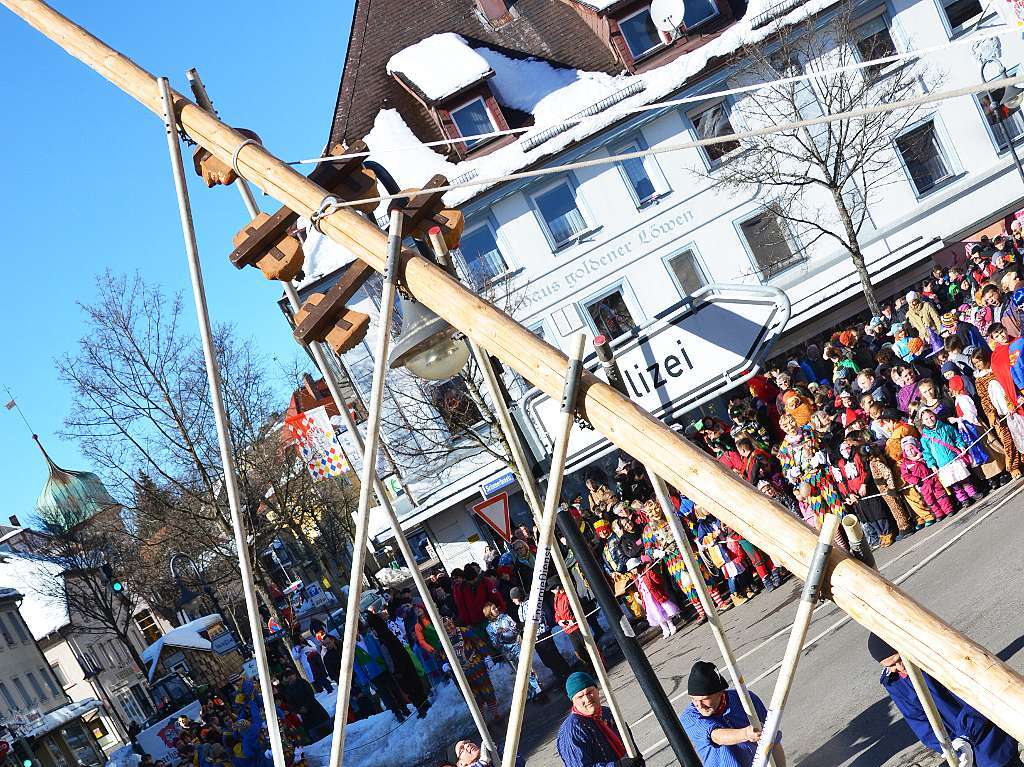 Schmutziger Dunnschdig in Neustadt und Titisee mit Schlerbefreiung, Brgermeisterabsetzung, Narrenbaumstellen, Kinderumzug und buntem Treiben. Ggs, Gigs, Waldgeist und Wiidewibli hier, Seeruber, Nixen und der Seegeist in Titisee.