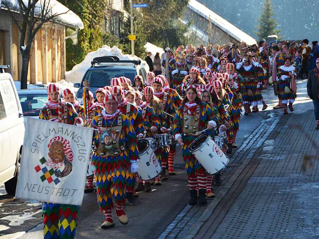 Schmutziger Dunnschdig in Neustadt und Titisee mit Schlerbefreiung, Brgermeisterabsetzung, Narrenbaumstellen, Kinderumzug und buntem Treiben. Ggs, Gigs, Waldgeist und Wiidewibli hier, Seeruber, Nixen und der Seegeist in Titisee.