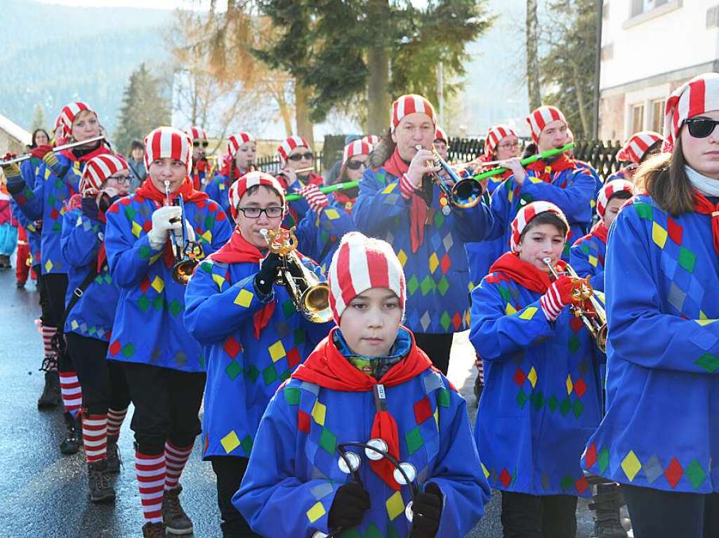 Schmutziger Dunnschdig in Neustadt und Titisee mit Schlerbefreiung, Brgermeisterabsetzung, Narrenbaumstellen, Kinderumzug und buntem Treiben. Ggs, Gigs, Waldgeist und Wiidewibli hier, Seeruber, Nixen und der Seegeist in Titisee.