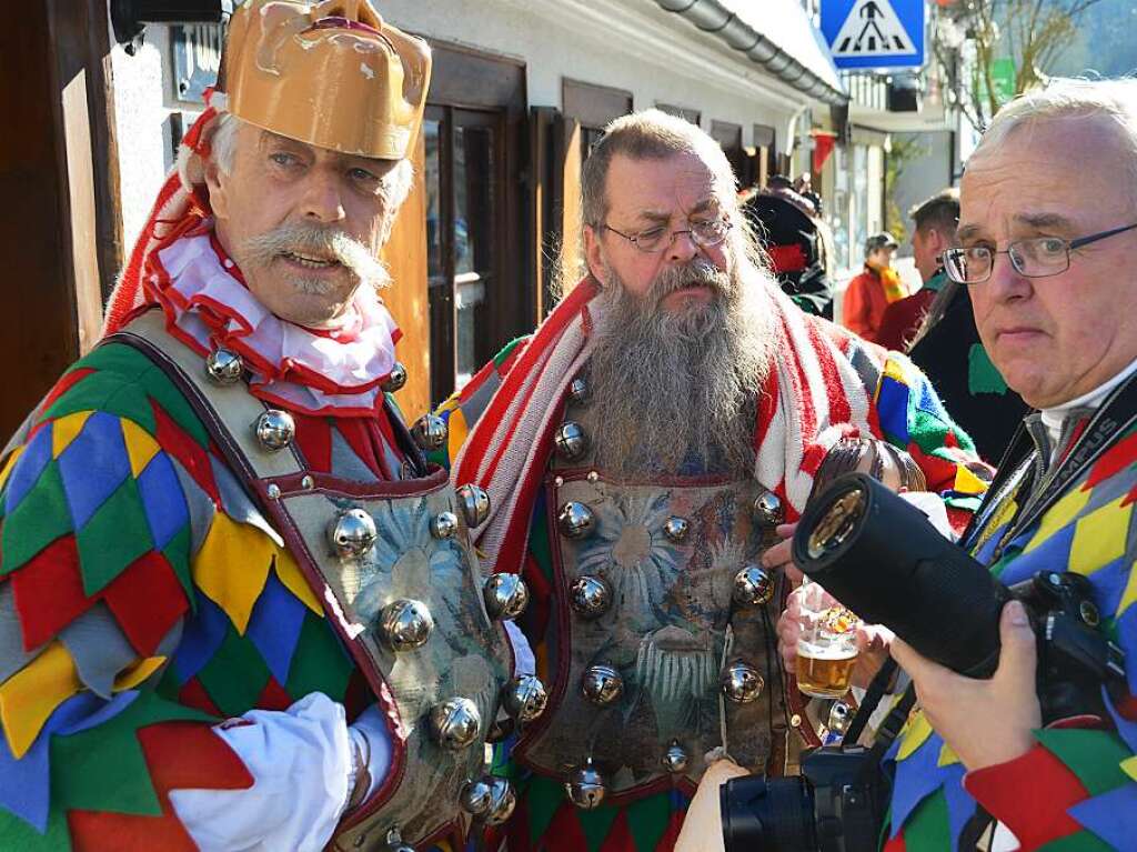 Schmutziger Dunnschdig in Neustadt und Titisee mit Schlerbefreiung, Brgermeisterabsetzung, Narrenbaumstellen, Kinderumzug und buntem Treiben. Ggs, Gigs, Waldgeist und Wiidewibli hier, Seeruber, Nixen und der Seegeist in Titisee.