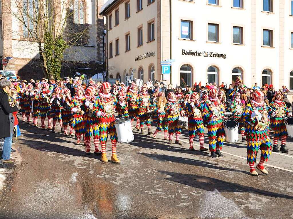 Schmutziger Dunnschdig in Neustadt und Titisee mit Schlerbefreiung, Brgermeisterabsetzung, Narrenbaumstellen, Kinderumzug und buntem Treiben. Ggs, Gigs, Waldgeist und Wiidewibli hier, Seeruber, Nixen und der Seegeist in Titisee.