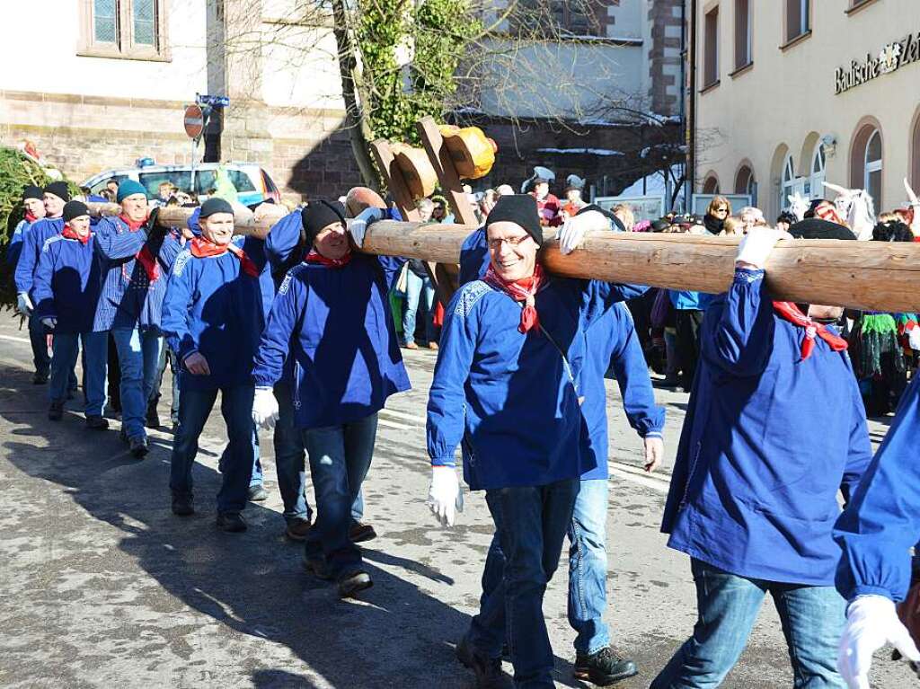 Schmutziger Dunnschdig in Neustadt und Titisee mit Schlerbefreiung, Brgermeisterabsetzung, Narrenbaumstellen, Kinderumzug und buntem Treiben. Ggs, Gigs, Waldgeist und Wiidewibli hier, Seeruber, Nixen und der Seegeist in Titisee.