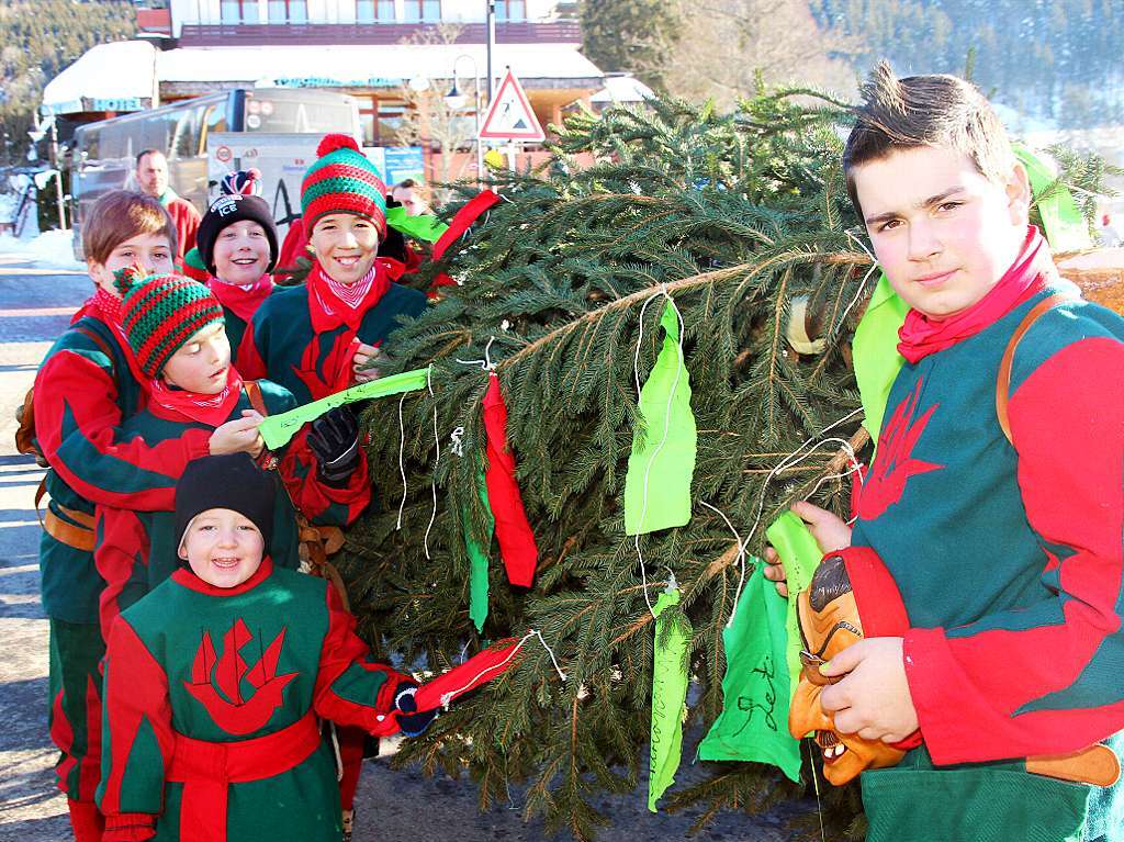 Kinder schmcken den Narrenbaum der Seeruber.