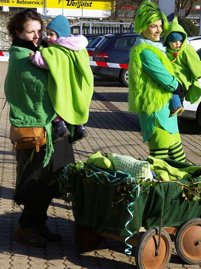 Bei fast schon sommerlichen Wetter feiern die Narrensamen in Wehr.