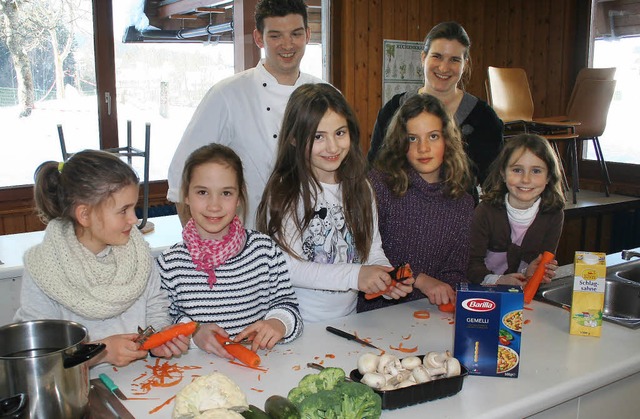 Viel Spa hatten die Grundschler bei ...n das richtige Zubereiten von Speisen.  | Foto: Dieter Maurer