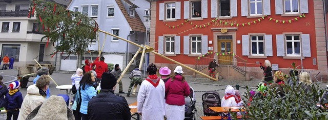 Zum ersten Mal stellten die Malterding...einen Narrenbaum vor dem Rathaus auf.   | Foto: Erggelet