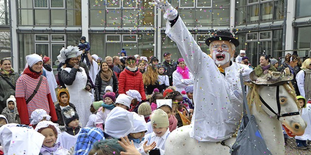 Hansjrg Jenne lie als Clown mit Pferd Rossinante Konfetti regnen.   | Foto: Gerhard Walser
