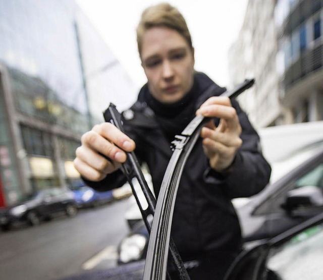 Gewissenhaft gewechselt: Wenn Wischer ...wischen, mssen sie getauscht werden.   | Foto: Franziska Gabbert/dpa