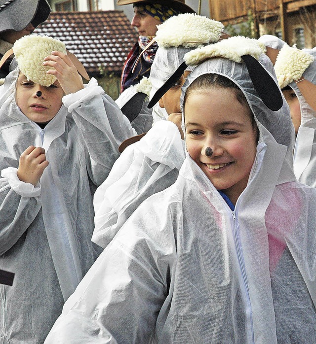 &#8222;Uf em Buurehof&#8220; war am ge... die putzigen Schfchen der Klasse 3a.  | Foto: Brigitte Chymo