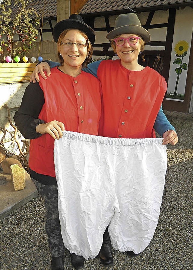 Ulrike Derndinger (rechts) mit der Herzbuben-Hose   | Foto: Privat