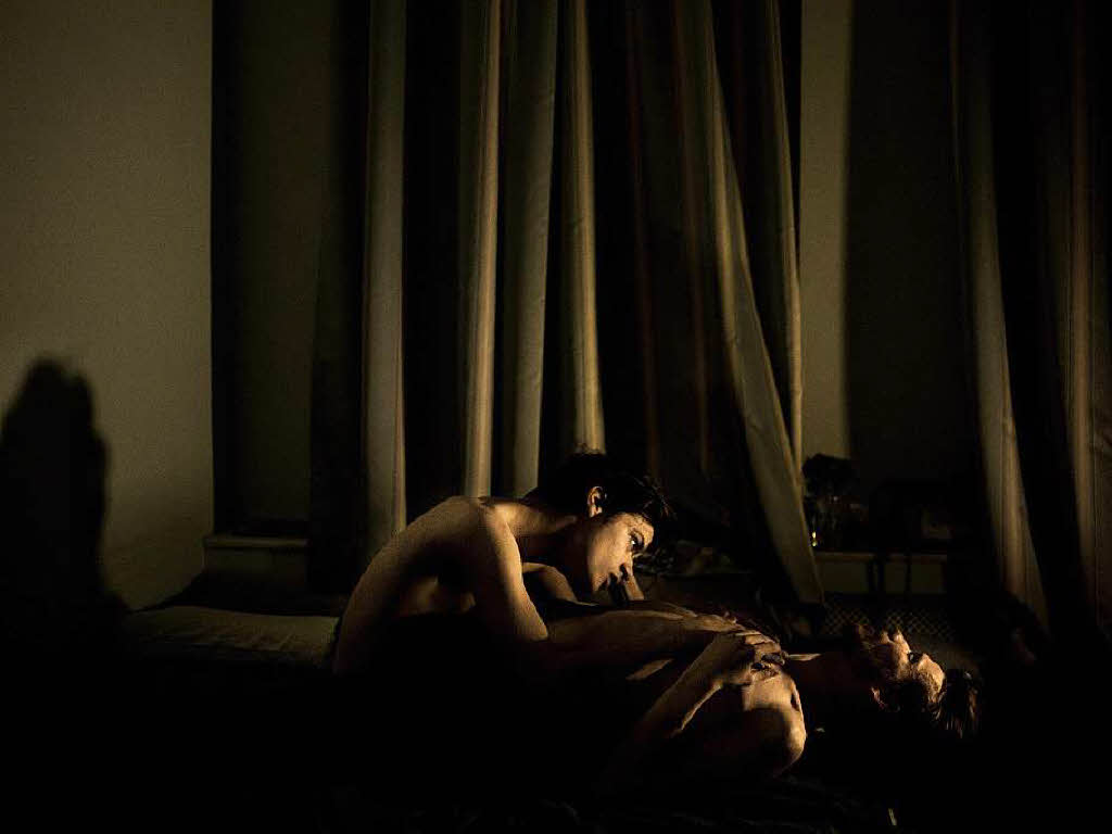„Jon and Alex“   Mit diesem Foto gewinnt der dnische Fotograf Mads Nissen beim World Press Photo 2015. Das Foto  beschftigt sich mit der Diskriminierung von Homosexuellen in Russland und zeigt die verbotene Liebe von John und Alex.