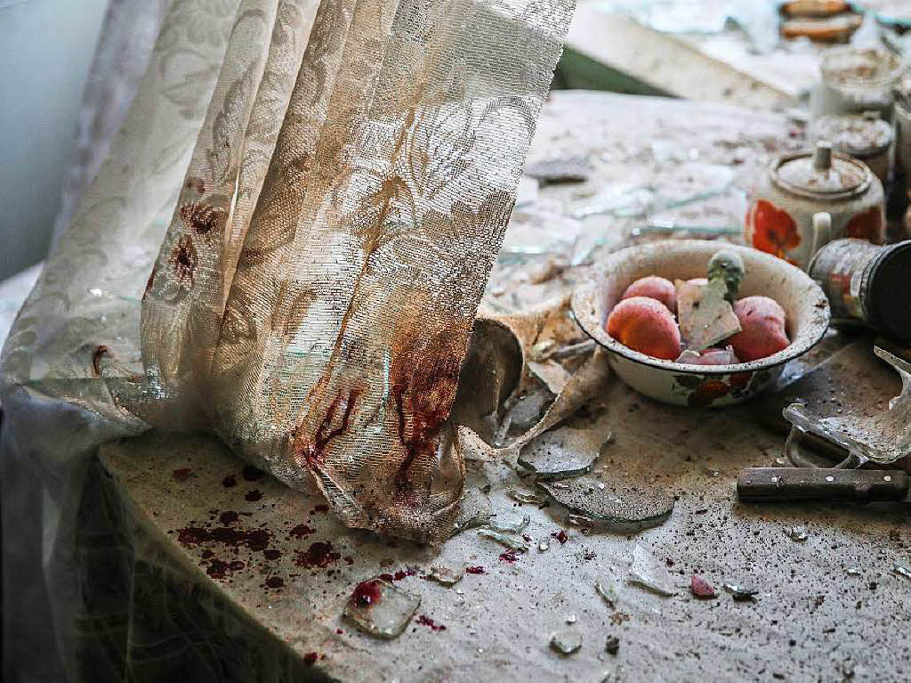 „Kitchen Table“ Der russische Fotograf Sergei Ilnitsky gewinnt den 1. Preis in der Kategorie „Allgemeine Nachrichten“. Das Bild zeigt eine Kche in der ukrainischen Stadt Donetsk, die durch einen Granatenangriff  demoliert wurde.