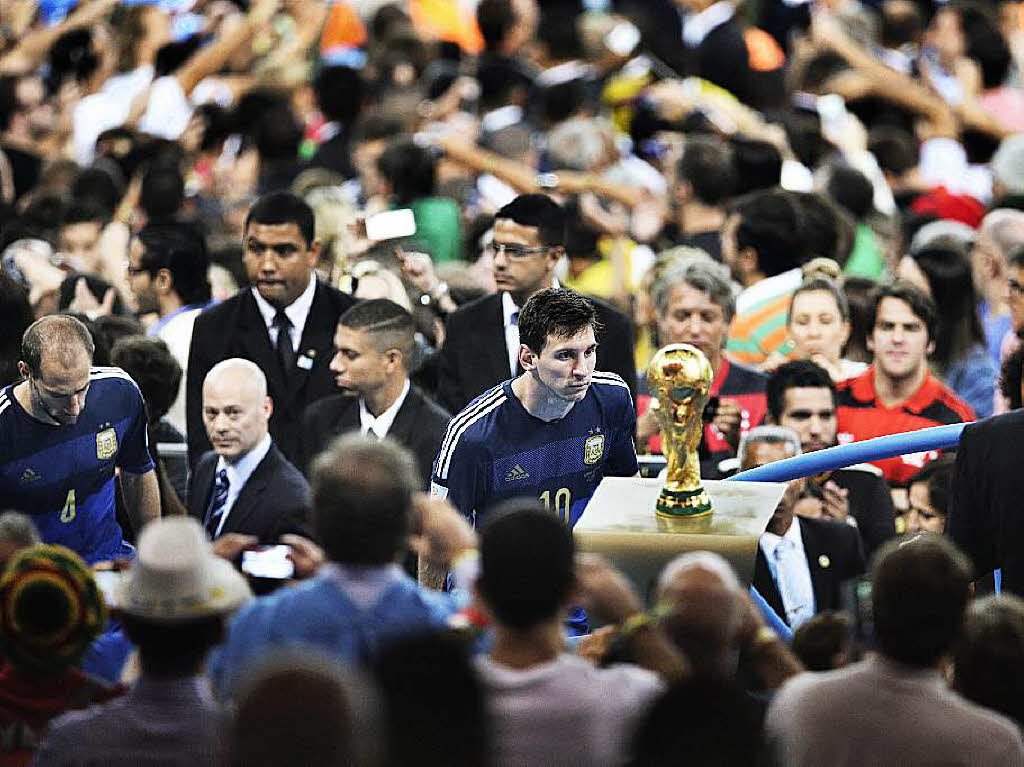 „The Final game“ Der chinesische Fotograf Bao Tailiang gewinnt den 1. Preis in der Kategorie „Sport“. Das Foto zeigt Lionel Messi,  der  sehnschtig den verlorenen Weltpokal betrachtet.