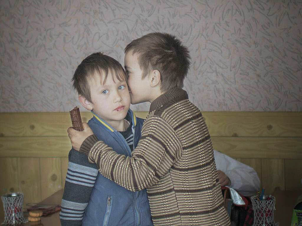 „Orphan Brothers“ In der Kategorie: „Alltag“ gewinnt die schwedische Fotografin  Asa Sjostrom mit ihrem Foto den 2. Preis. Auf diesem lichtet sie die verwaisten  Zwillingsbrder Igor und Arthur an ihrem neunten Geburtstag ab.