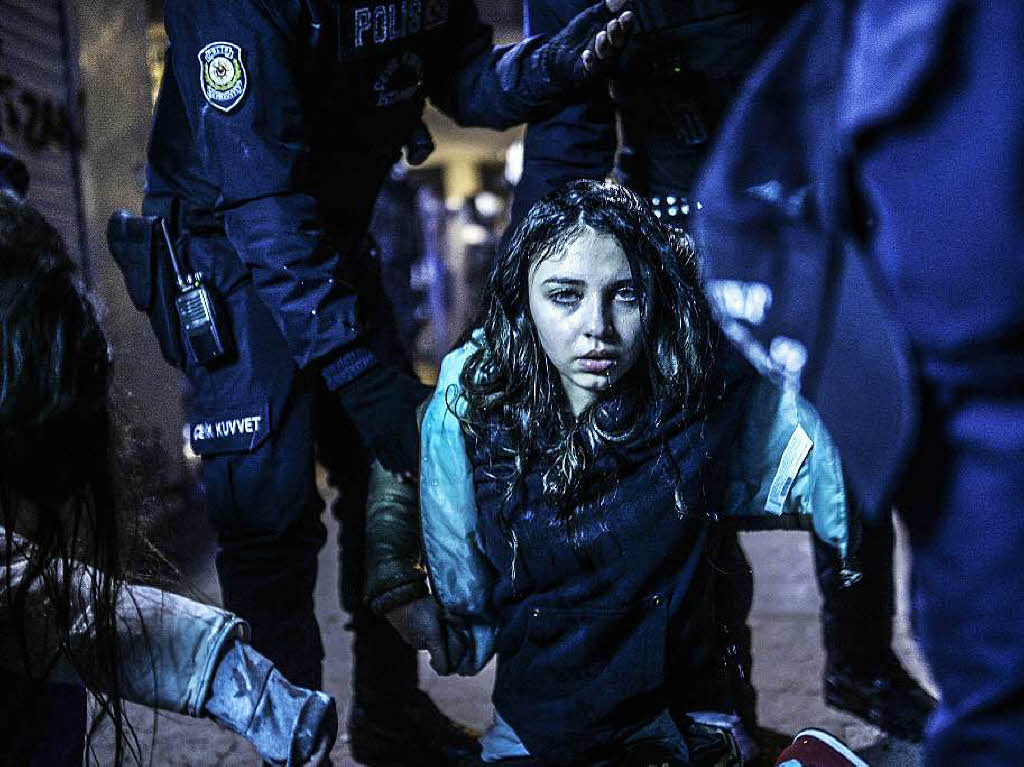 „Istanbul Protest“ Das Foto zeigt ein verwundetes Mdchen nach dem Aufeinandertreffen von der Polizei mit Protestierenden nach dem Begrbnis von Berkin Elvan in Istanbul. Dafr erhlt Fotograf Bulent Kilic den 1. Preis in der Kategorie: „Spot News“.