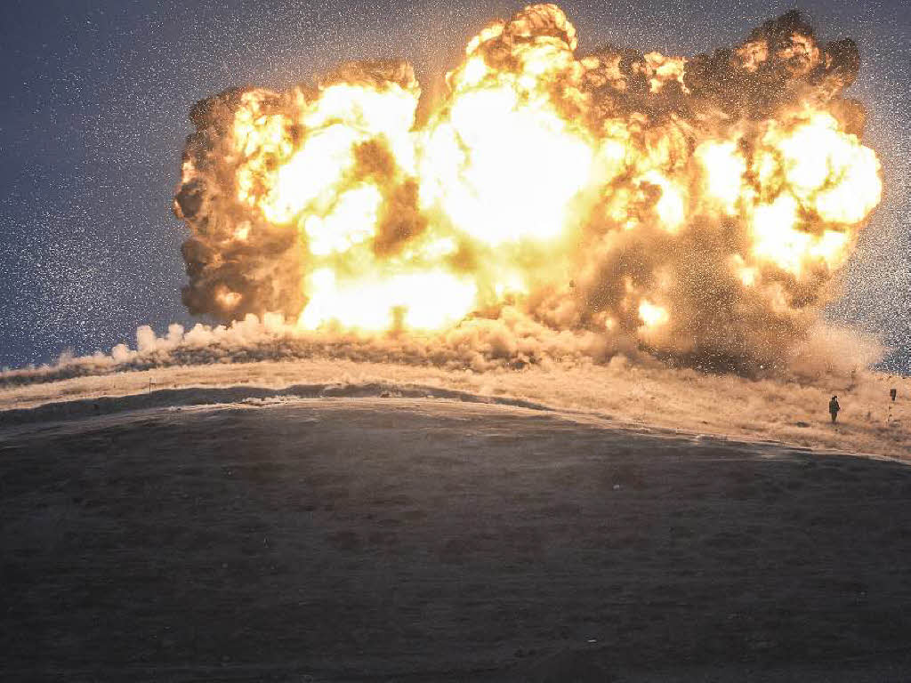„Air Strike on IS Militants“  Die Aufnahme des trkischen Fotograf Bulent Kilic zeigt den Luftangriff auf die IS  vom 23.10 2014. Mit diesem Foto gewinnt er den 3. Preis in der Kategorie „Spot News“.