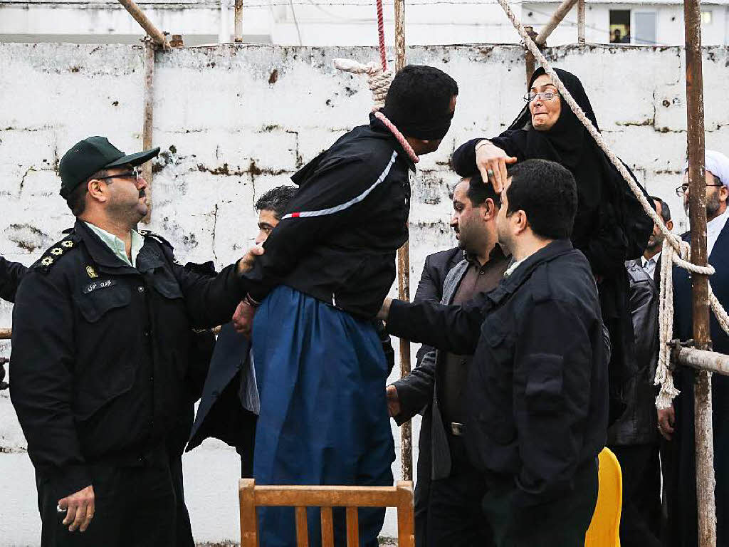 „Act of Forgiveness“ Der iranische Fotograf Arash Khamooshi gewinnt mit seiner Bildstrecke den 3. Preis fr Fotostrecken in der Kategorie „Spot News“. Er zeigt wie die Mutter des Opfers den Mrder ihres Sohnes  begnadigt.