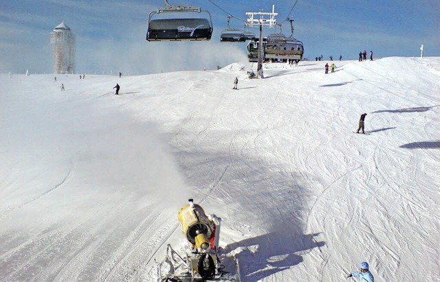 Schneekanonen am Seebuck beschneien die Skipisten.  | Foto: Wolfgang Grabherr