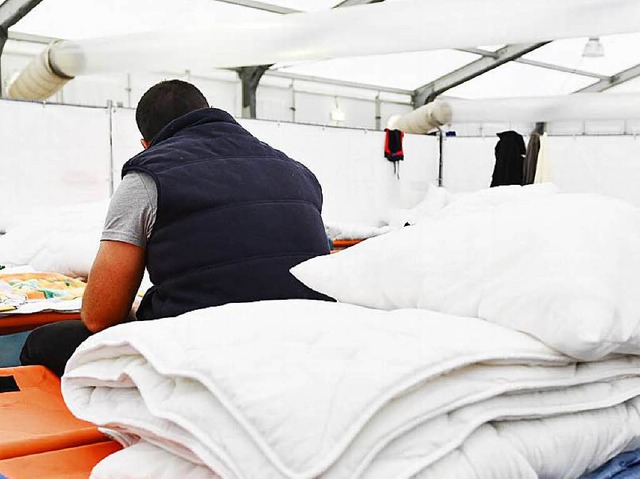 Notunterkunft fr Flchtlinge in Karlsruhe  | Foto: dpa